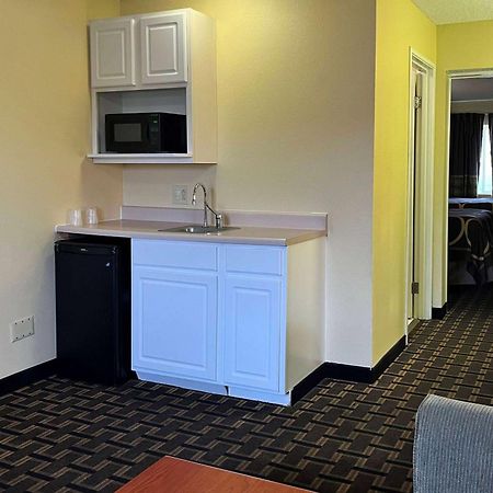 Super 8 By Wyndham Indianapolis/Ne/Castleton Area Hotel Exterior foto