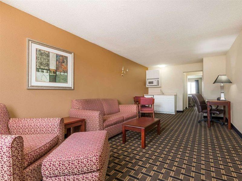 Super 8 By Wyndham Indianapolis/Ne/Castleton Area Hotel Exterior foto