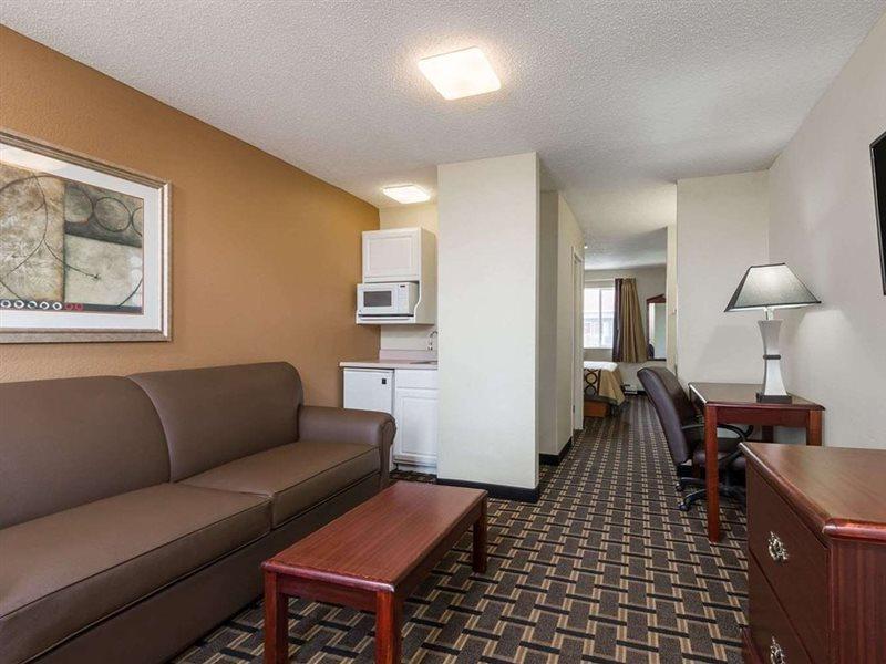 Super 8 By Wyndham Indianapolis/Ne/Castleton Area Hotel Exterior foto