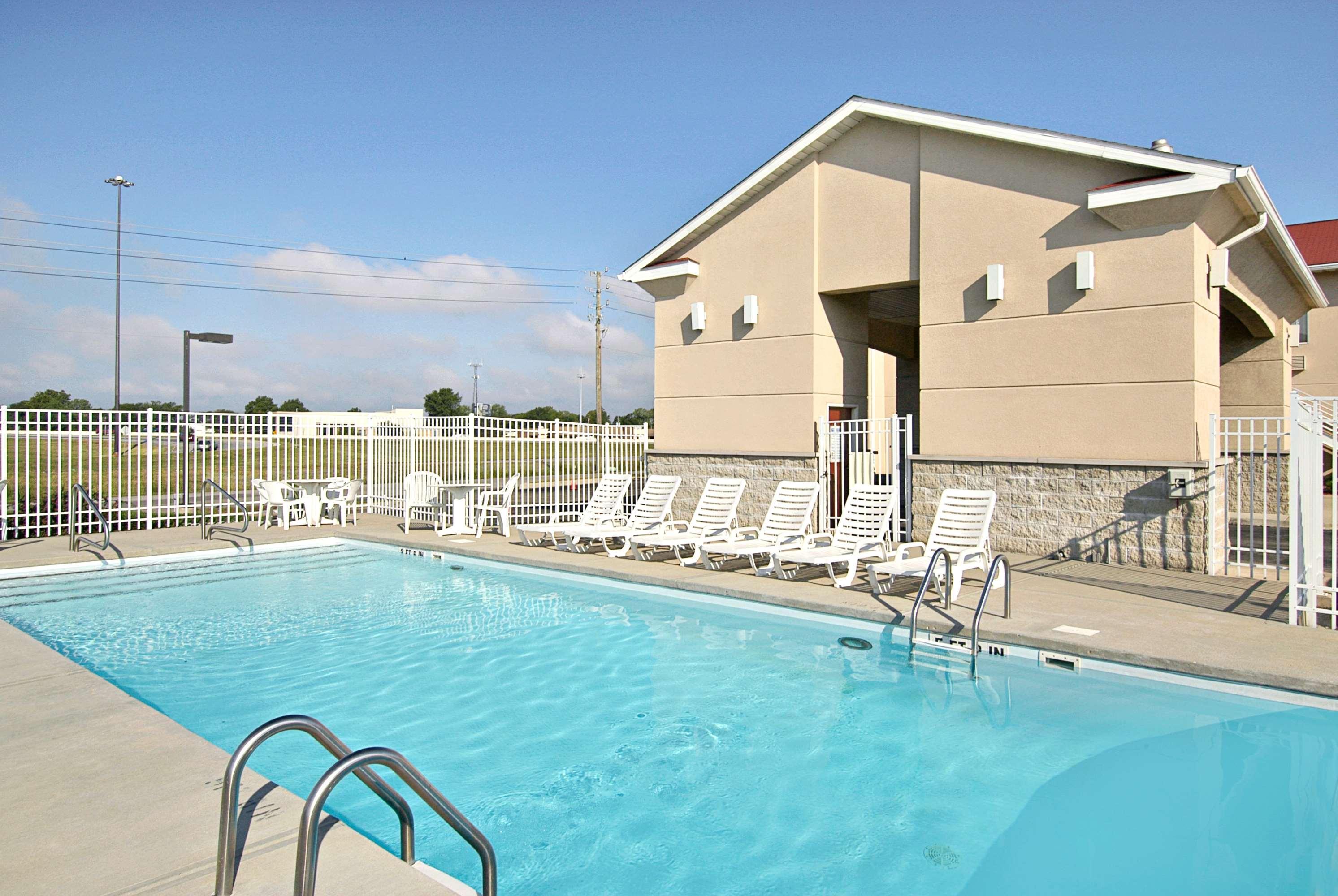 Super 8 By Wyndham Indianapolis/Ne/Castleton Area Hotel Exterior foto