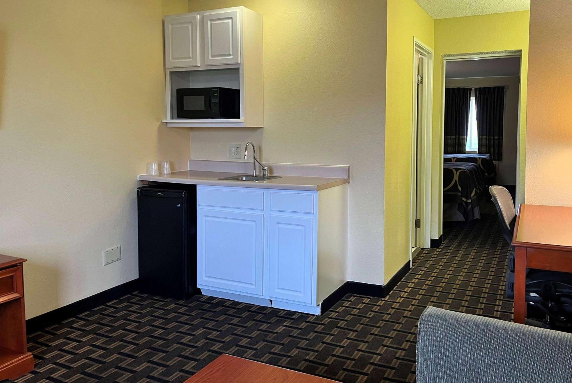 Super 8 By Wyndham Indianapolis/Ne/Castleton Area Hotel Exterior foto